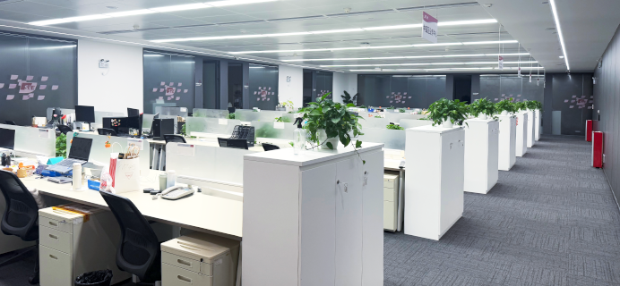 辦(bàn)公(gōng)工(gong)位